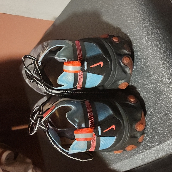 Nike - Picture 3 of 7